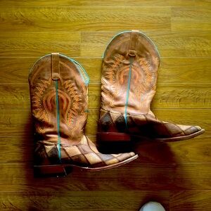 Like new mens cowboy boots.  Size 12D.  Great condition!